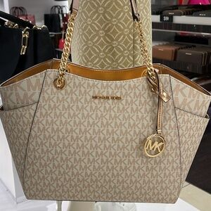 MICHAEL KORS 
Jet Set Travel Large Signature Chain Shoulder Tote Bag
Pale Gold